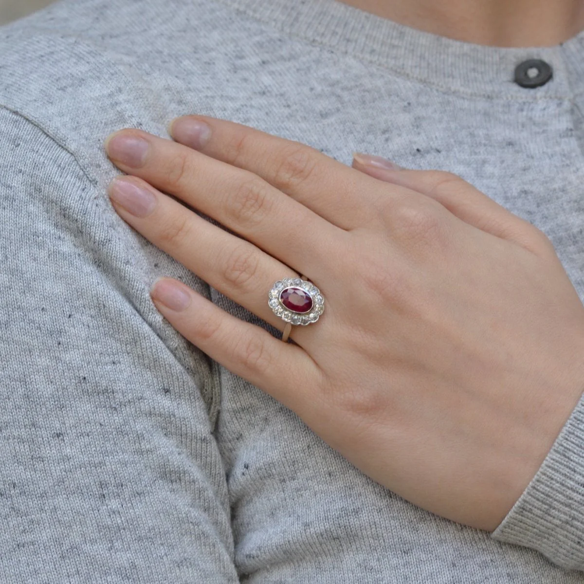Bague Entourage en or blanc, rubis et diamants - Image 2