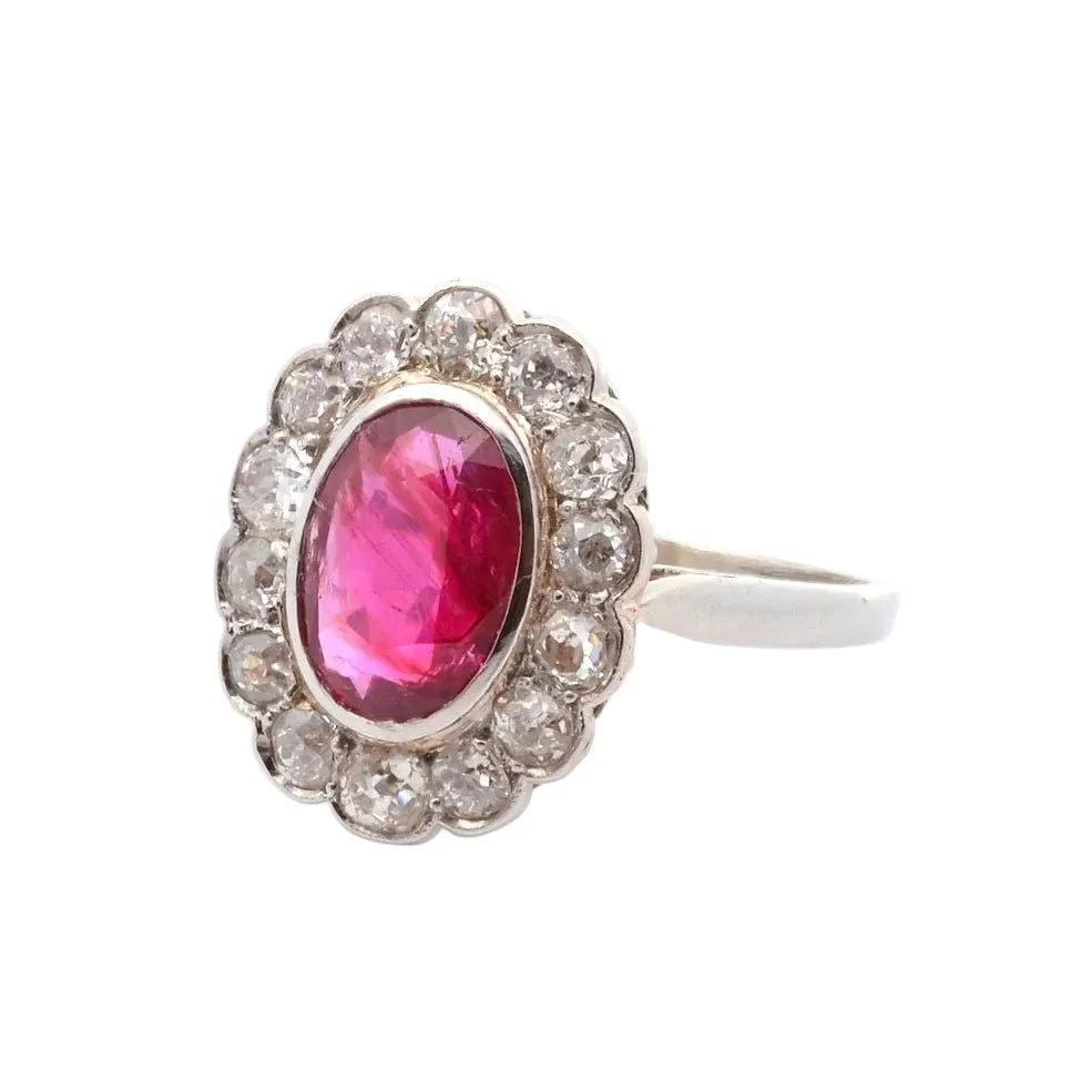 Bague Entourage en or blanc, rubis et diamants - Image 3