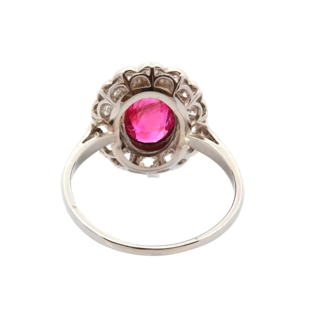 Bague Entourage en or blanc, rubis et diamants - Image 4