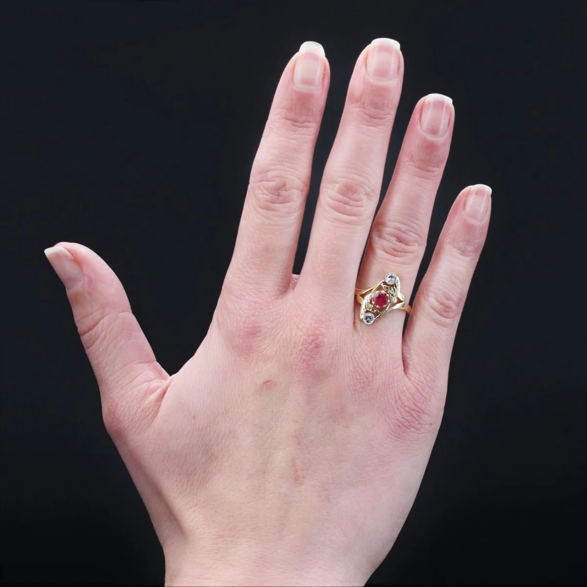 Bague Trilogie en or jaune, or vert, rubis et diamants - Image 2