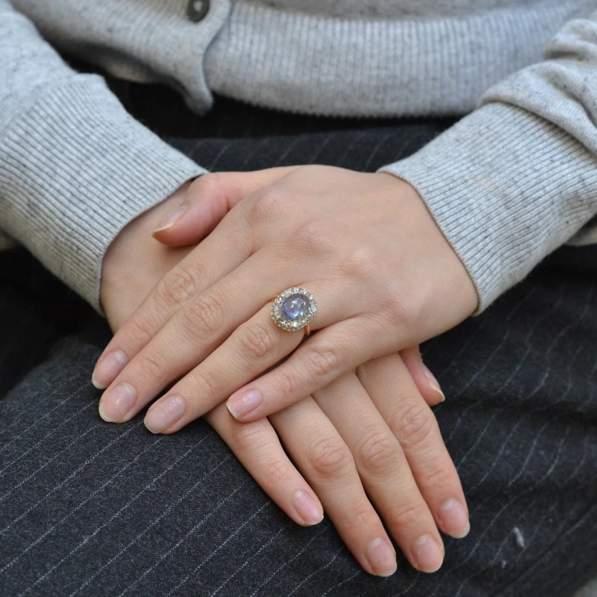 Bague Entourage en or jaune, platine, saphir et diamants - Image 2