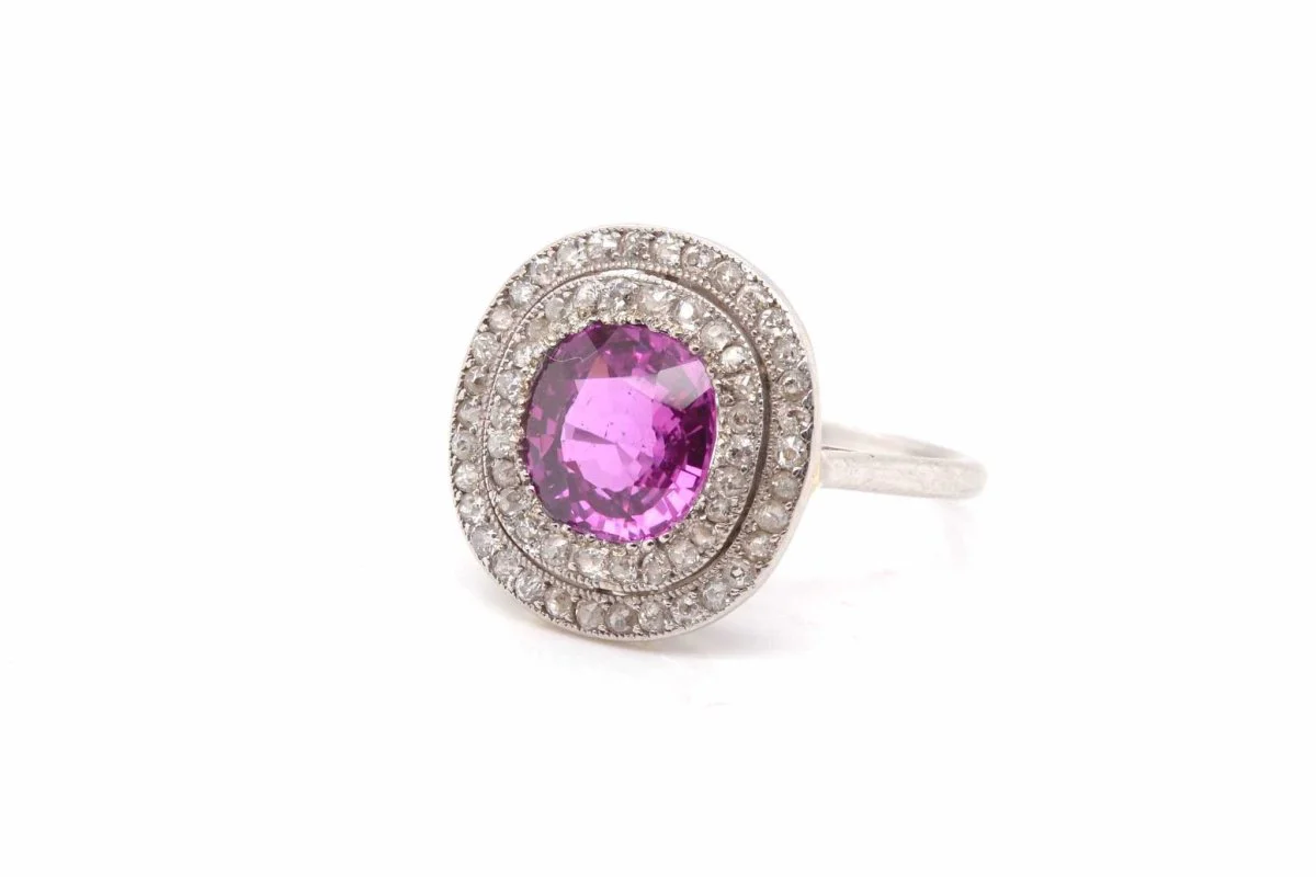 Bague ancienne sertie d'un saphir rose et de diamants