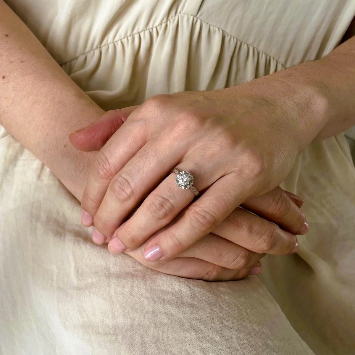 Bague ancienne, solitaire diamant en serti illusion, en or blanc et platine - Image 2