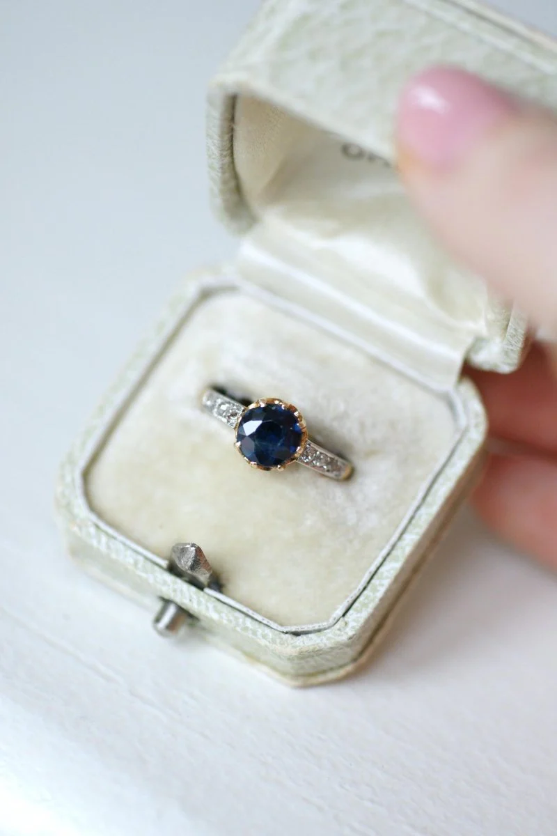 Bague Ancienne Solitaire Saphir 1,50 Cts et Diamants - Image 4