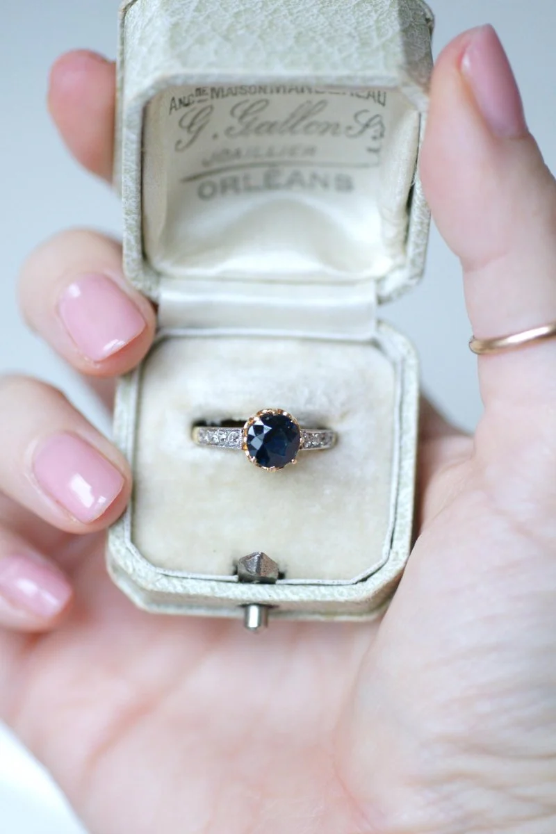 Bague Ancienne Solitaire Saphir 1,50 Cts et Diamants - Image 7