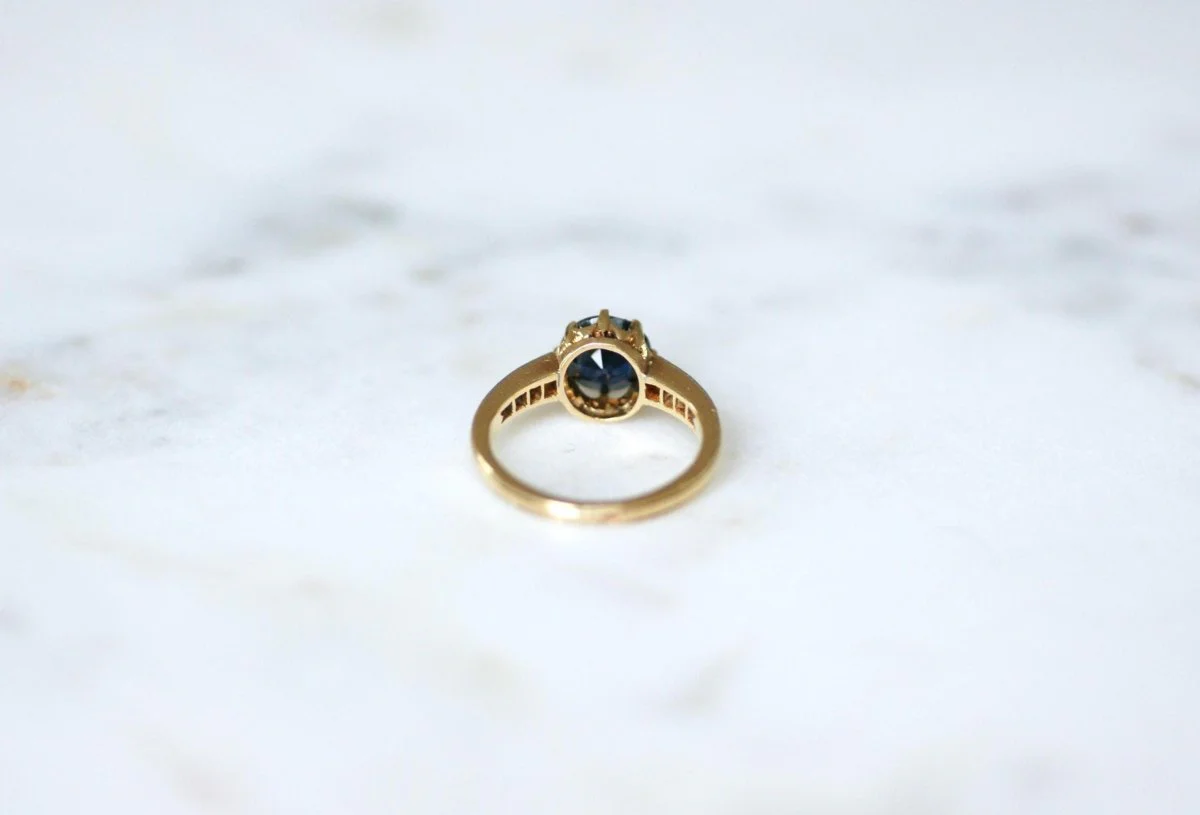 Bague Ancienne Solitaire Saphir 1,50 Cts et Diamants - Image 9