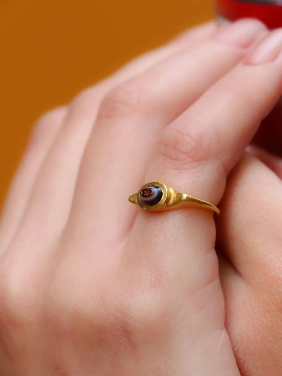 Bague antique intaille romaine sur agate figurant Athena de profil - Image 2