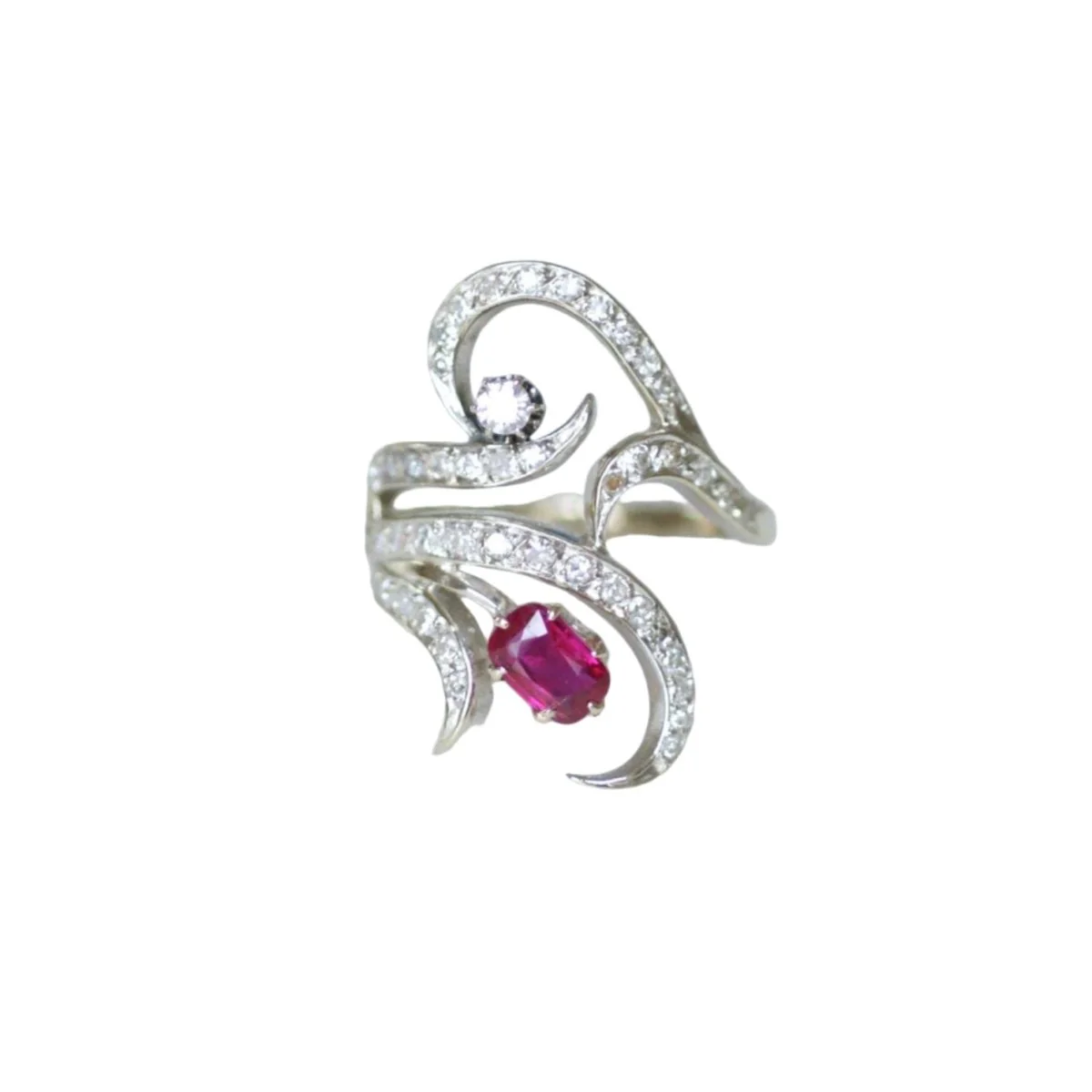 Bague en or blanc, rubis et diamants