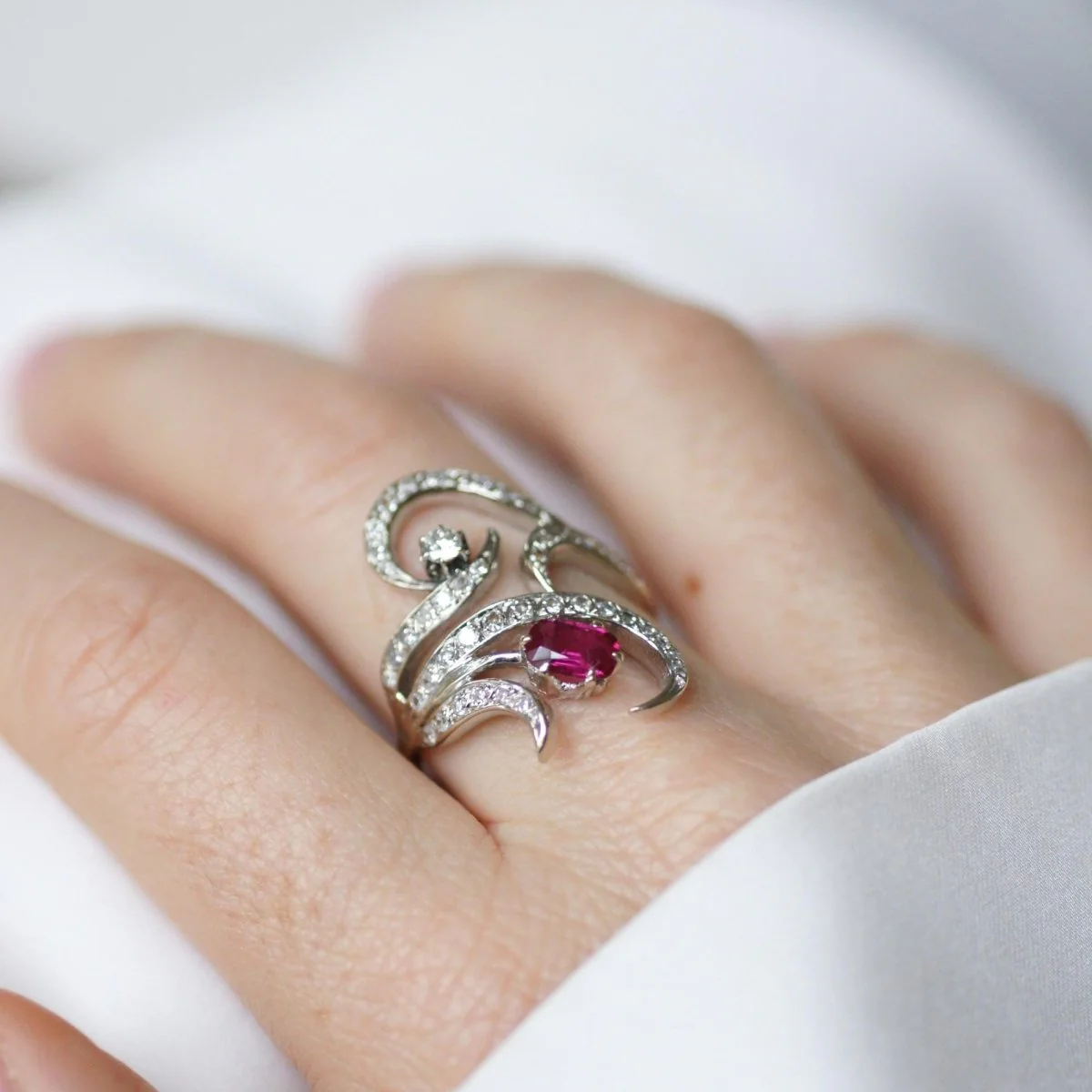Bague en or blanc, rubis et diamants - Image 10