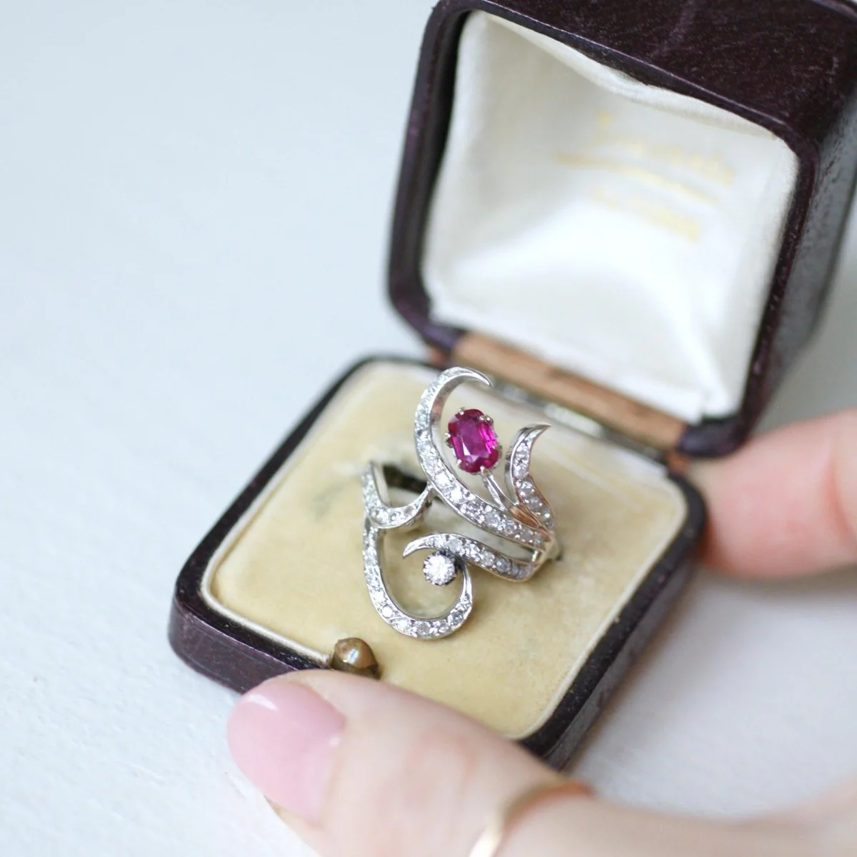 Bague en or blanc, rubis et diamants - Image 11