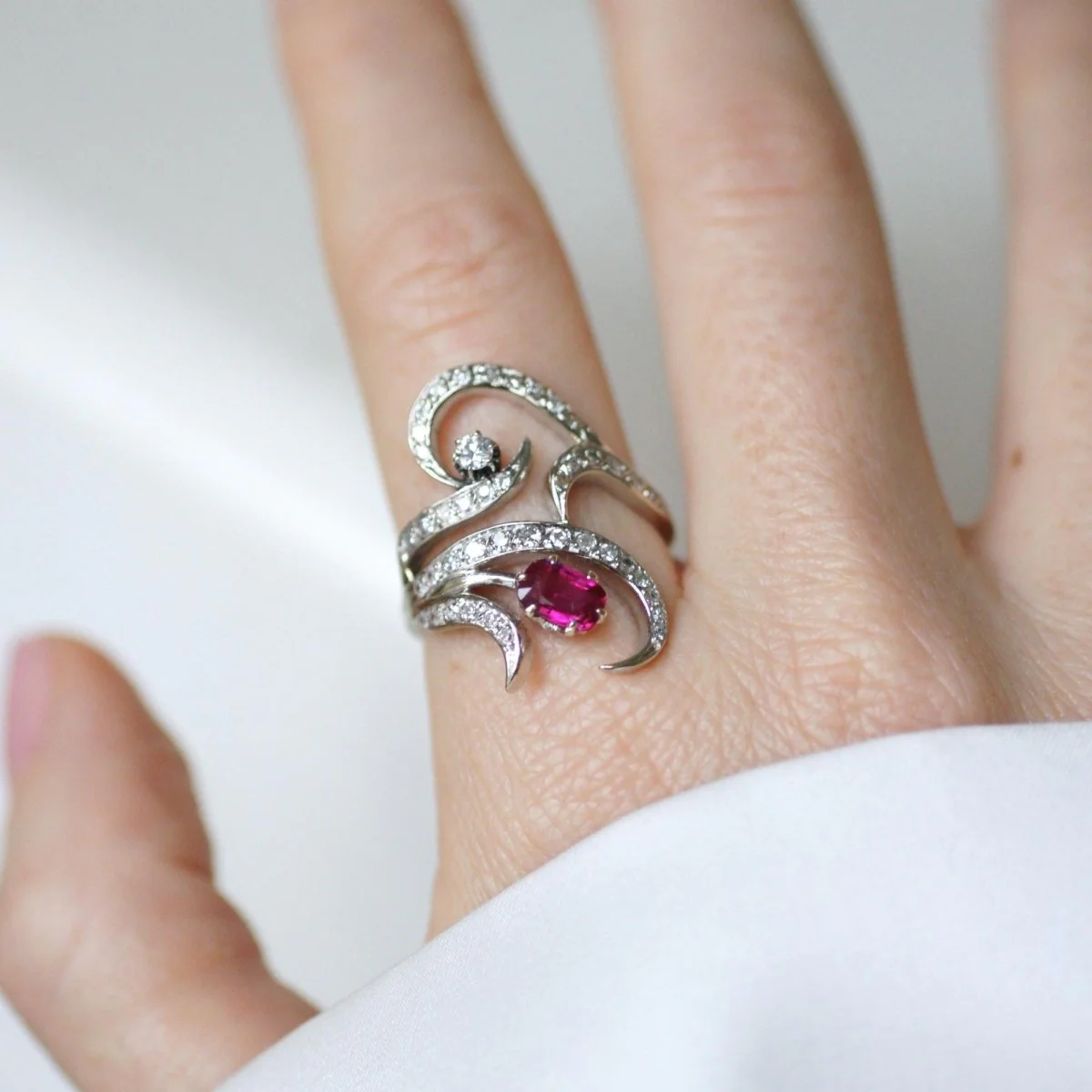 Bague en or blanc, rubis et diamants - Image 12