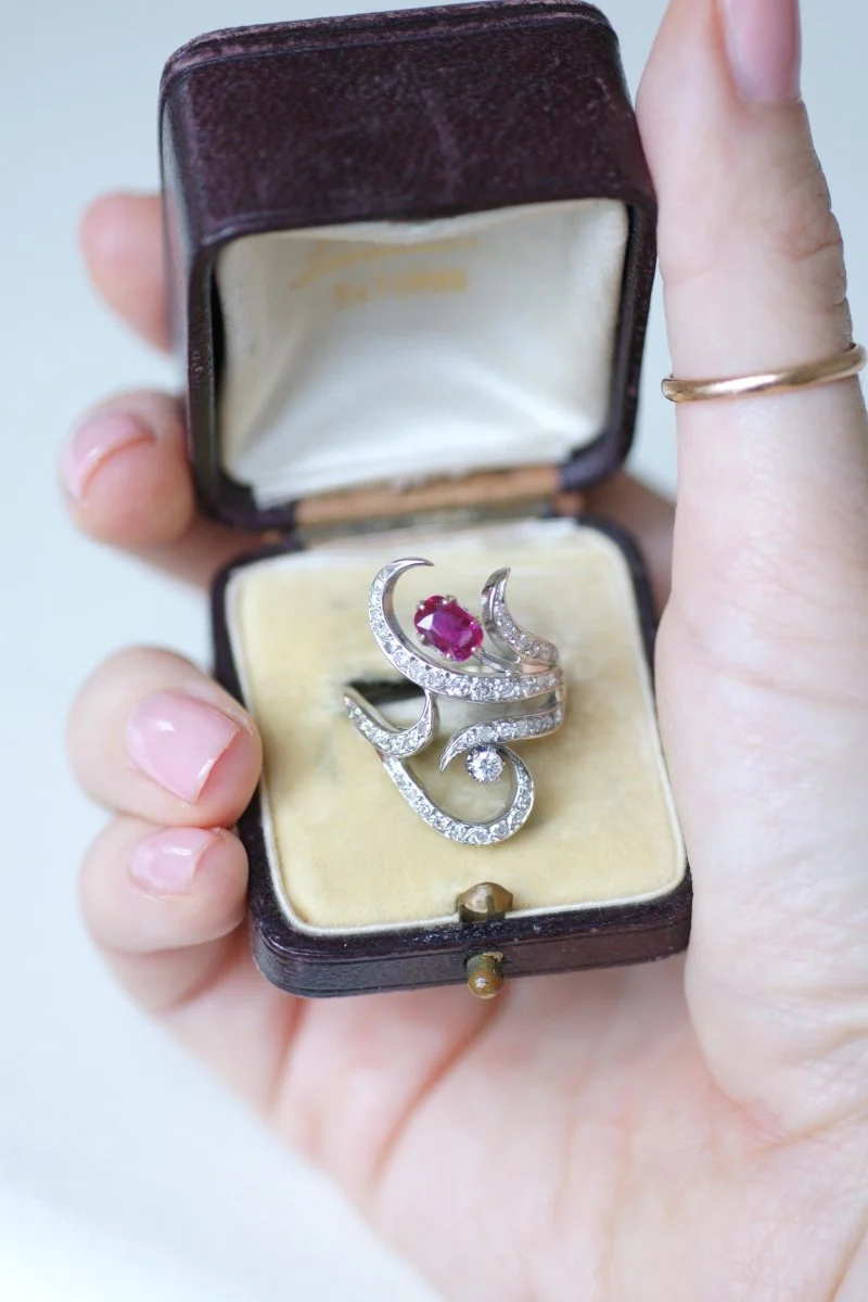 Bague en or blanc, rubis et diamants - Image 13