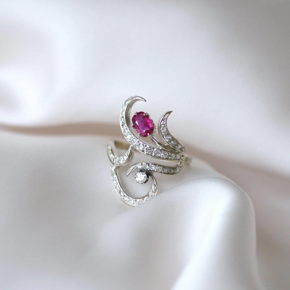 Bague en or blanc, rubis et diamants - Image 14