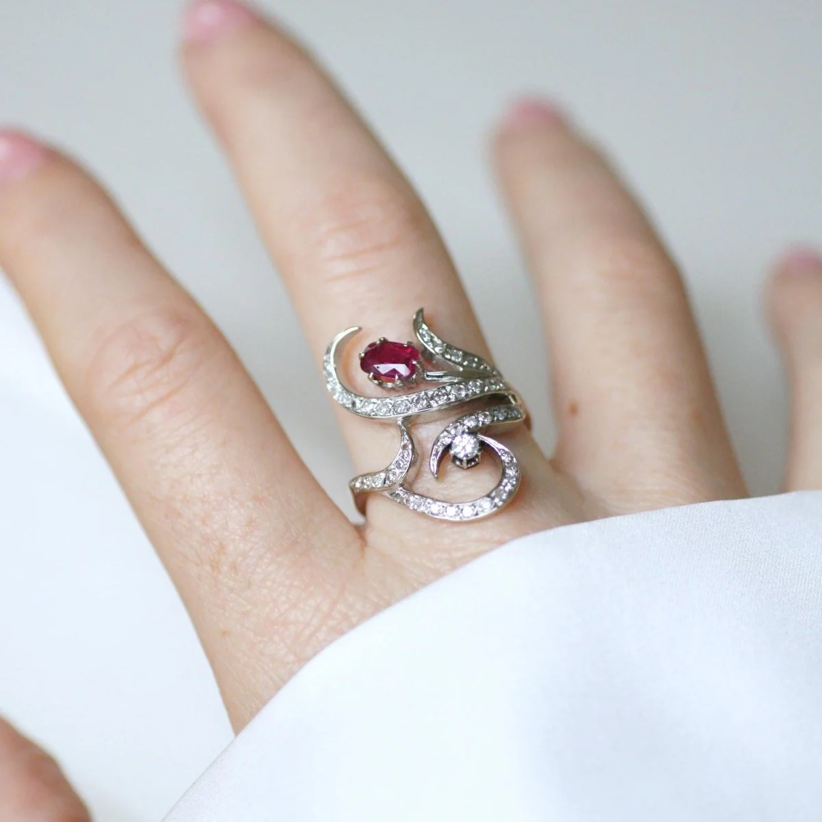 Bague en or blanc, rubis et diamants - Image 15