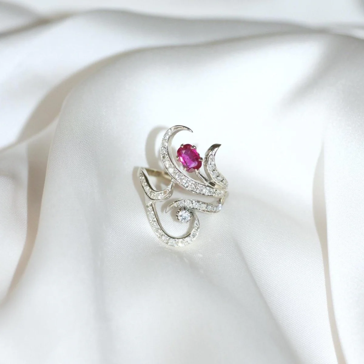 Bague en or blanc, rubis et diamants - Image 16