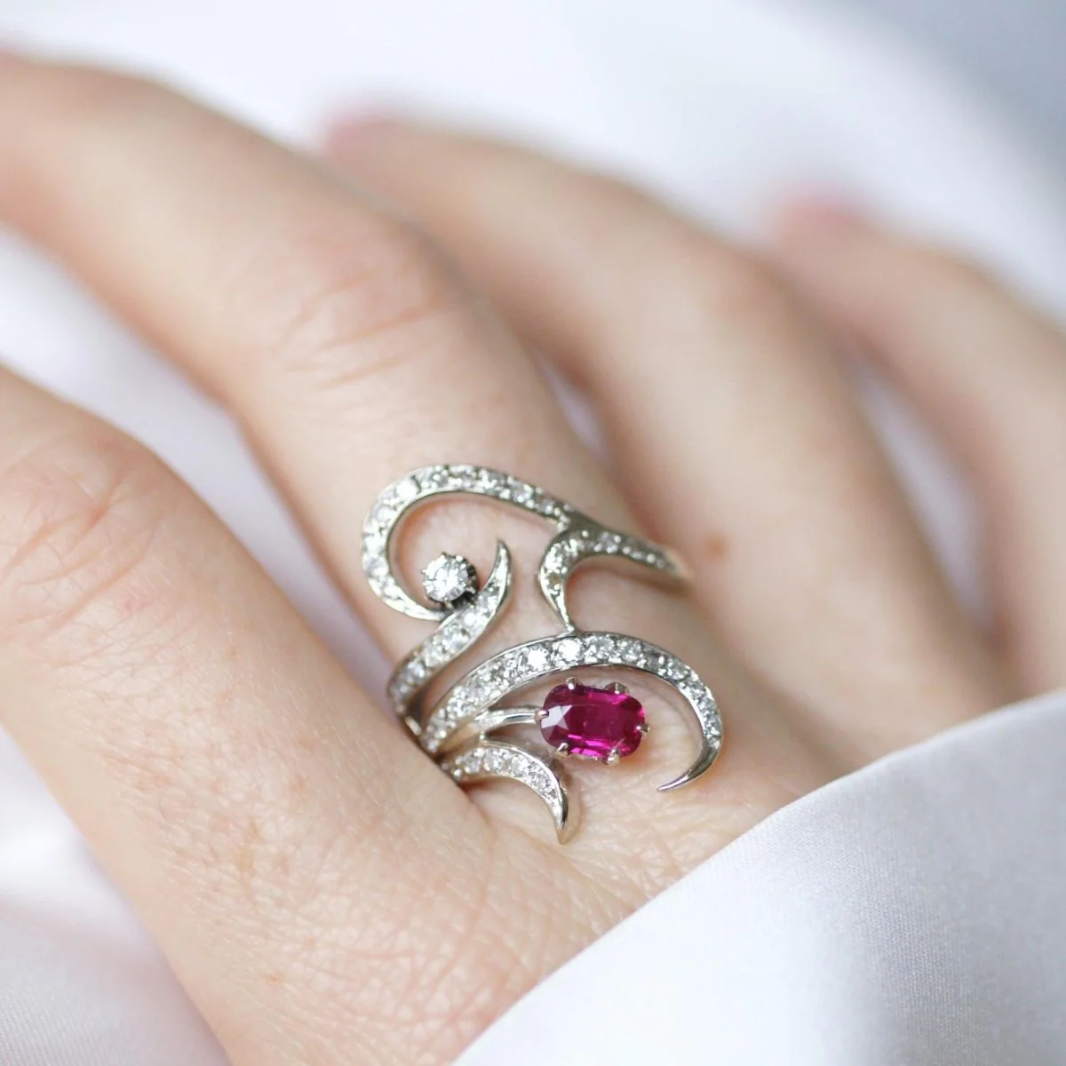 Bague en or blanc, rubis et diamants - Image 2