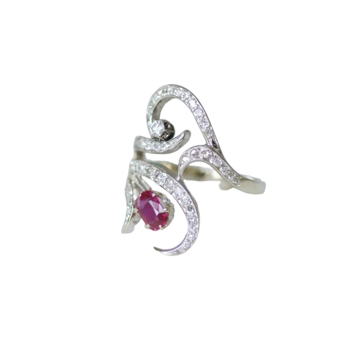 Bague en or blanc, rubis et diamants - Image 3