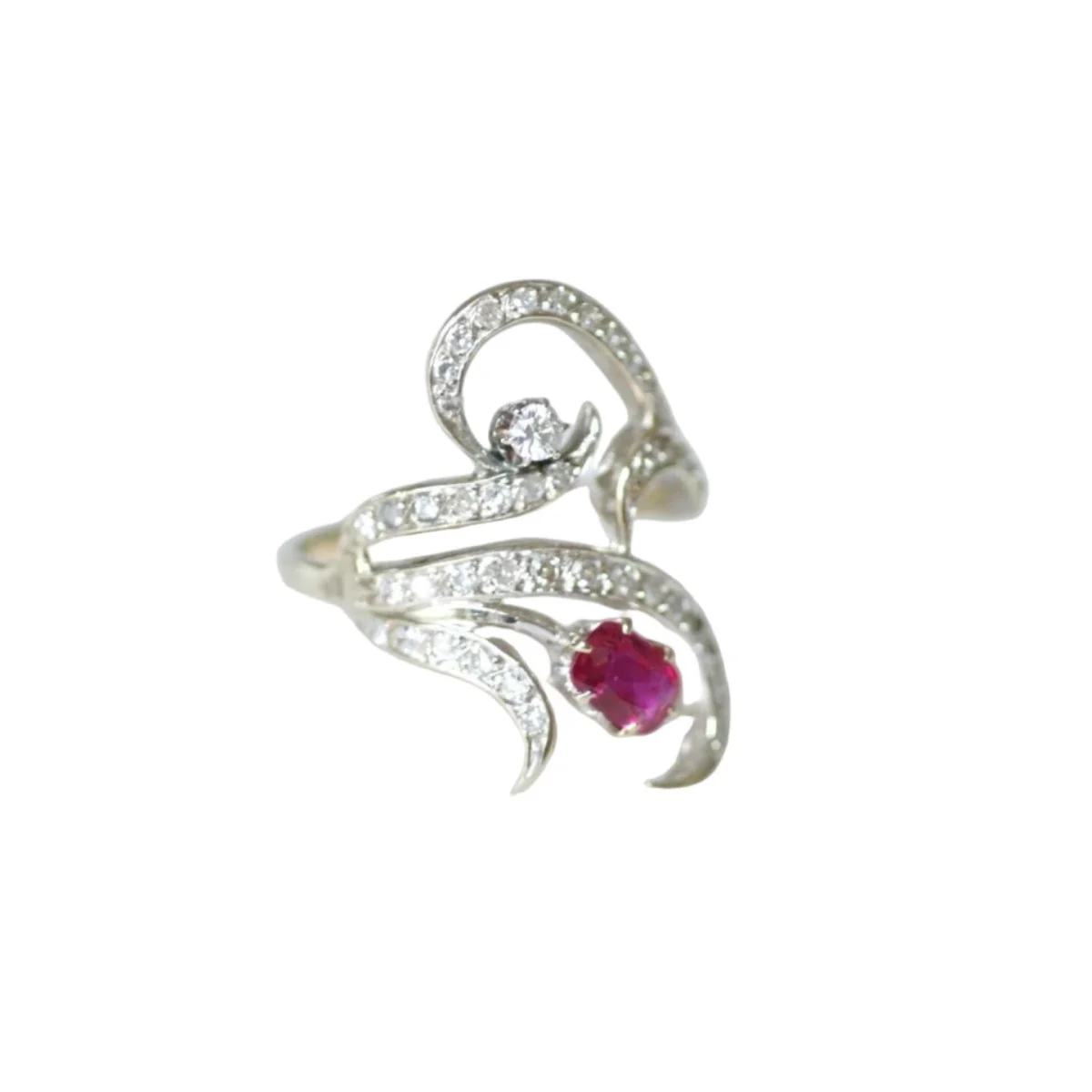 Bague en or blanc, rubis et diamants - Image 4