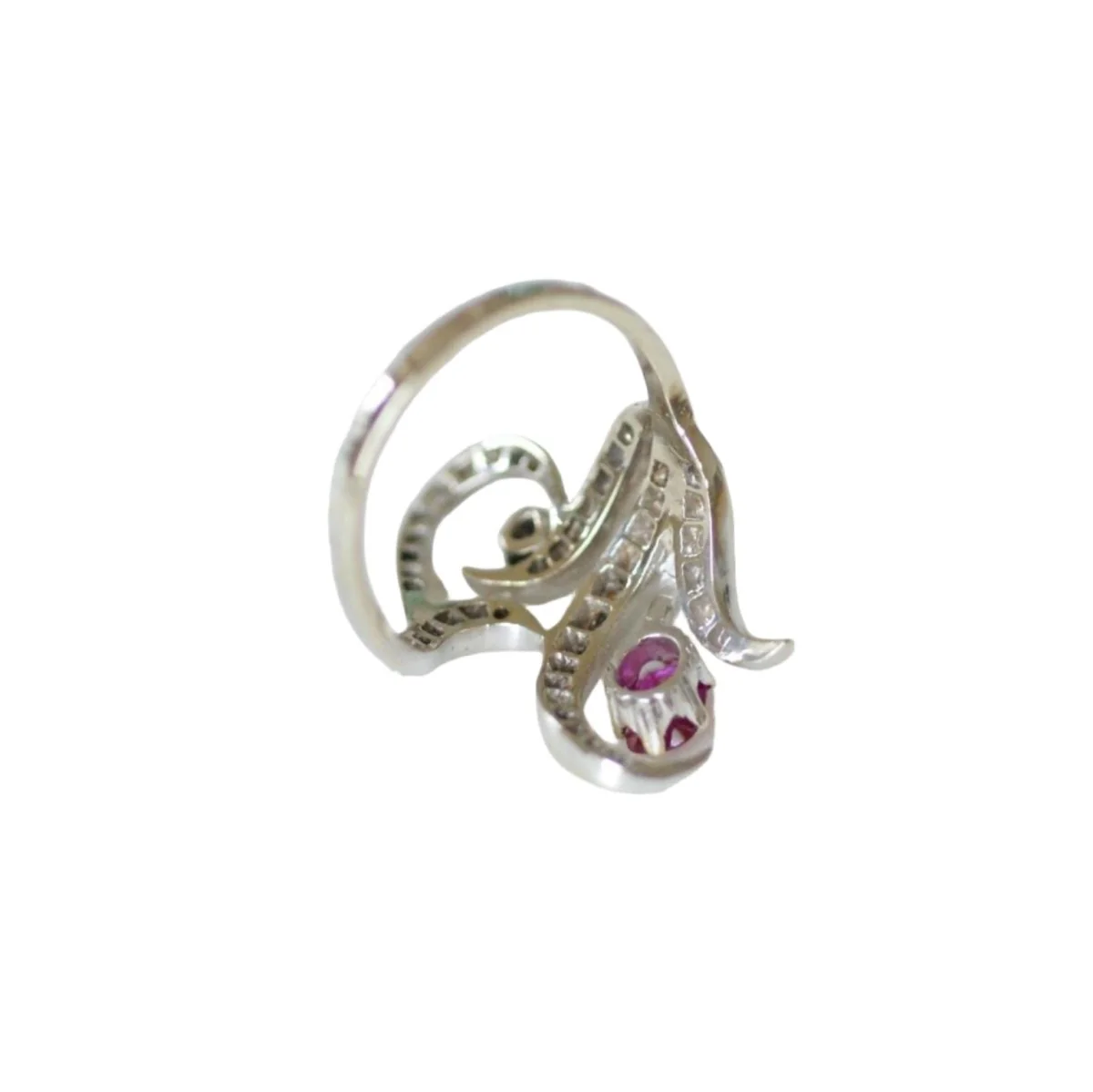 Bague en or blanc, rubis et diamants - Image 5