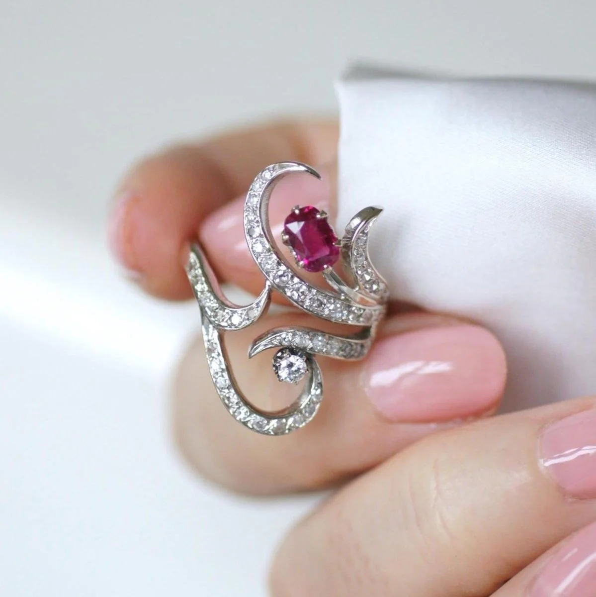 Bague en or blanc, rubis et diamants - Image 7