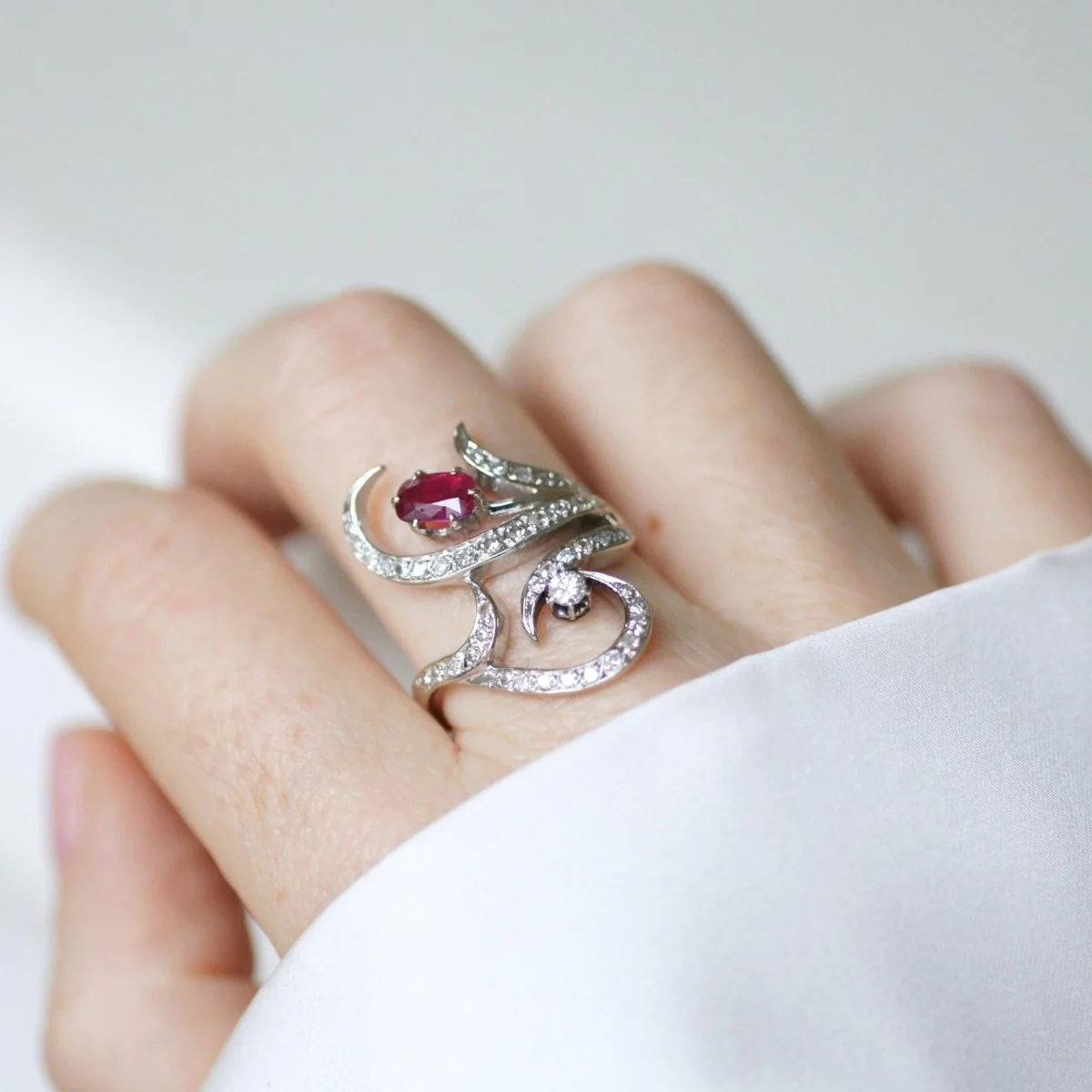 Bague en or blanc, rubis et diamants - Image 8