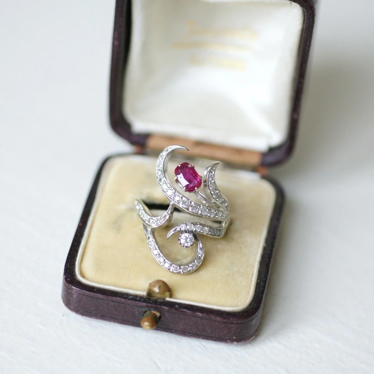 Bague en or blanc, rubis et diamants - Image 9