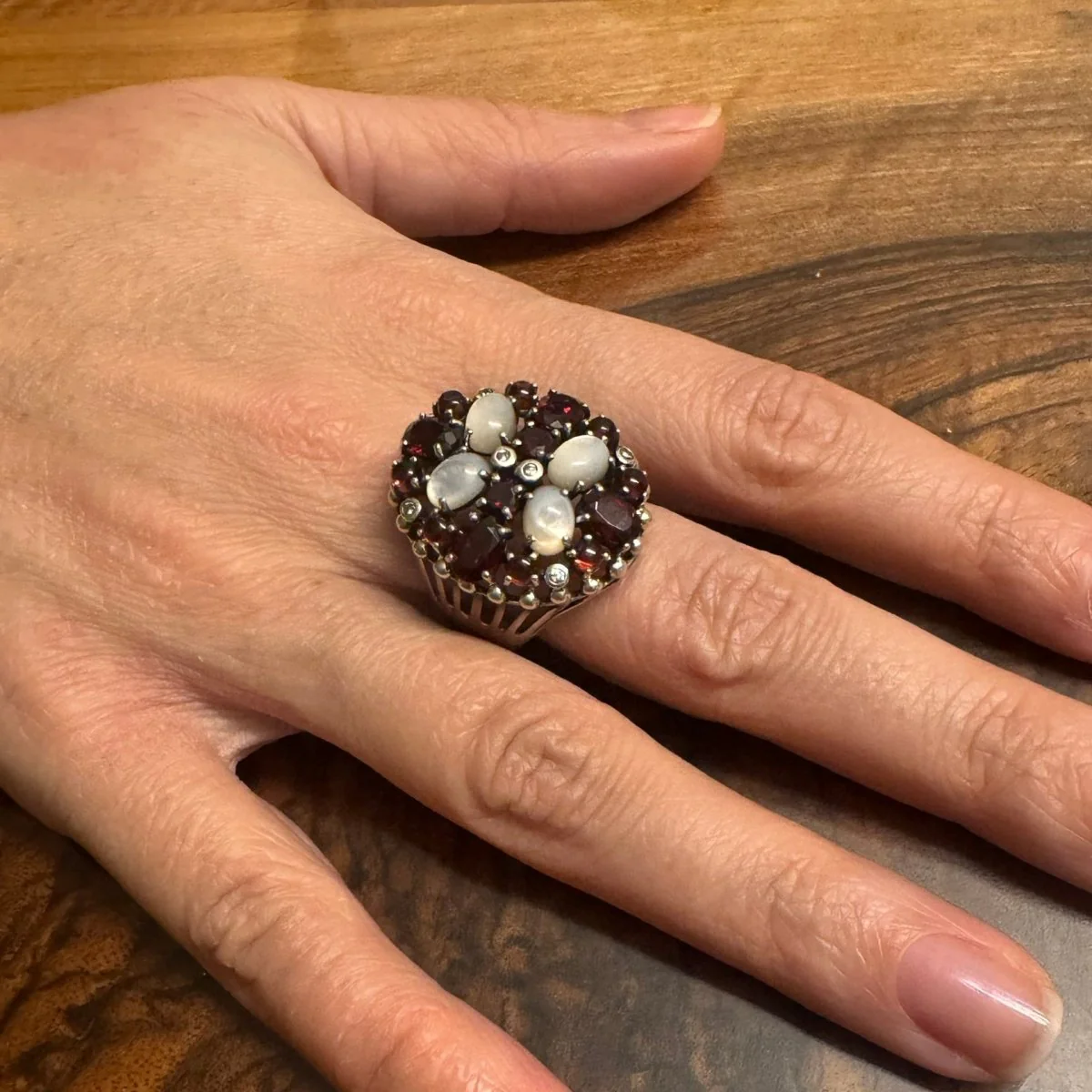 Bague en argent, nacre, grenats et zircons. - Image 2