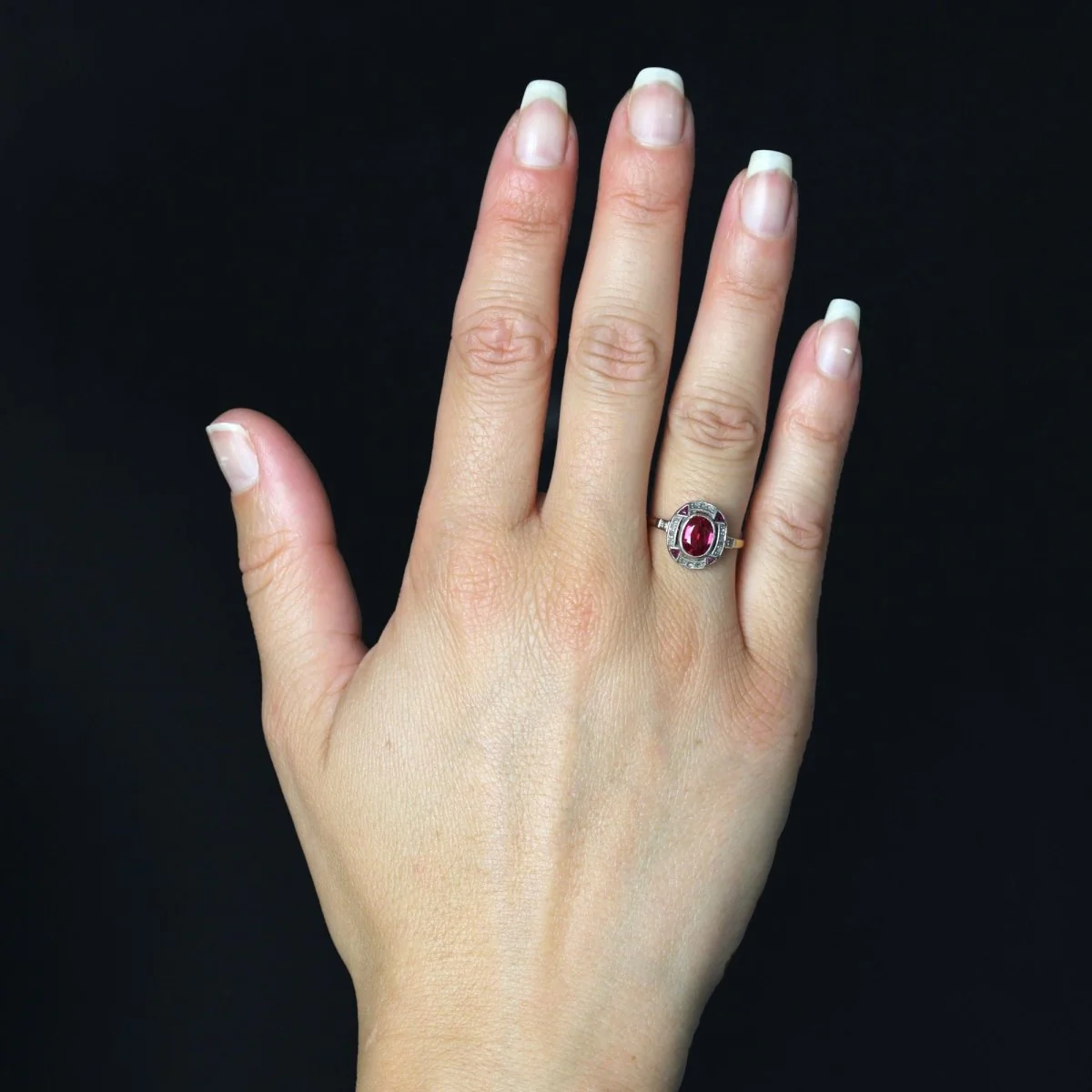 Bague Entourage en or jaune, rubis et diamants - Image 2
