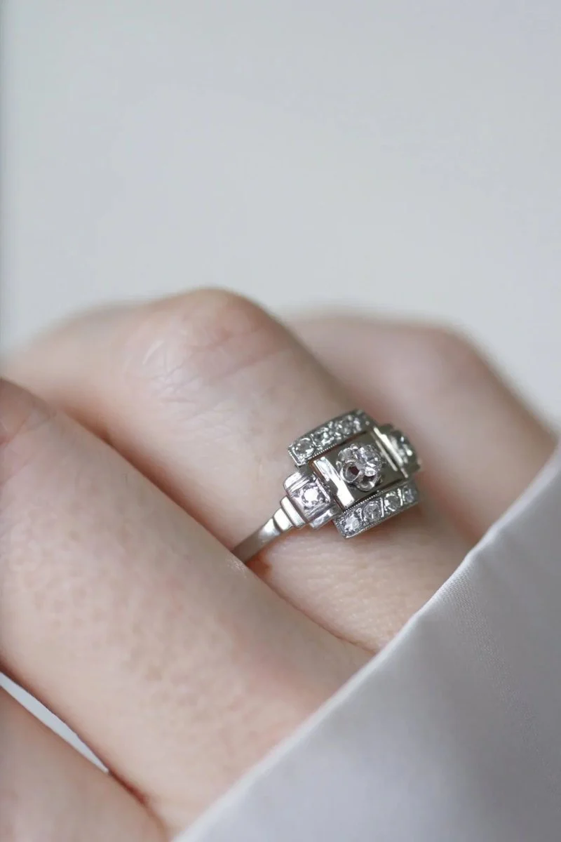 Bague Art Deco carrée diamants - Image 4