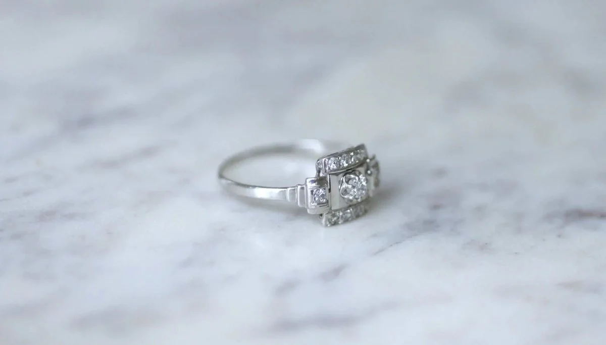 Bague Art Deco carrée diamants - Image 5