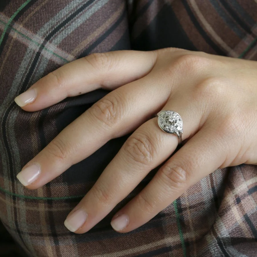 Bague Entourage en or blanc, platine et diamants - Image 2