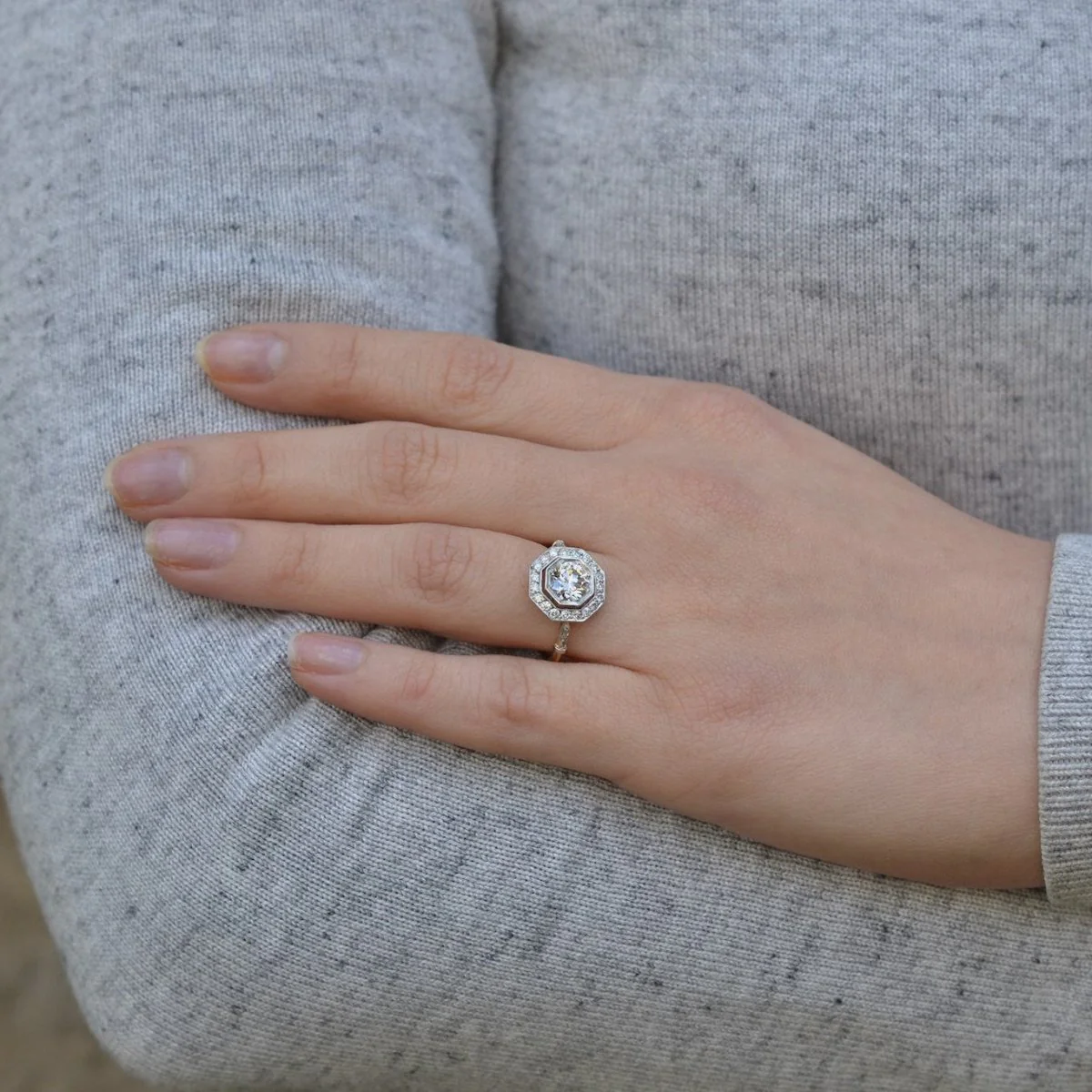 Bague Entourage en or jaune, platine et diamants - Image 2