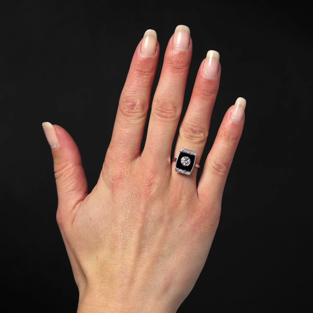 Bague en platine, onyx et diamants - Image 2