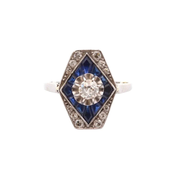 Bague Entourage en or blanc, saphirs et diamants.