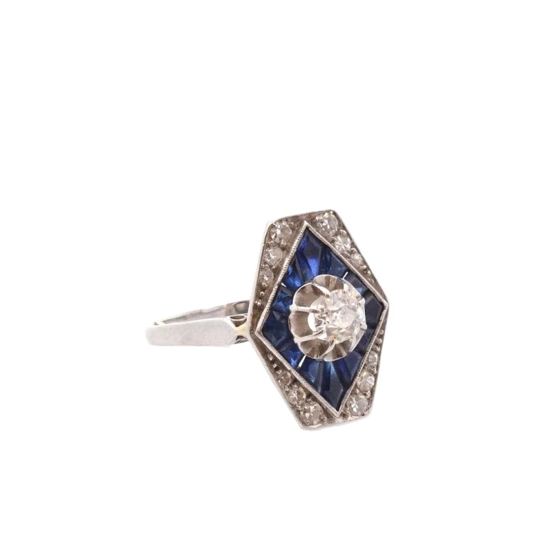 Bague Entourage en or blanc, saphirs et diamants. - Image 2
