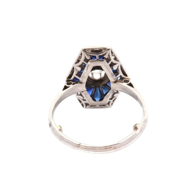 Bague Entourage en or blanc, saphirs et diamants. - Image 3