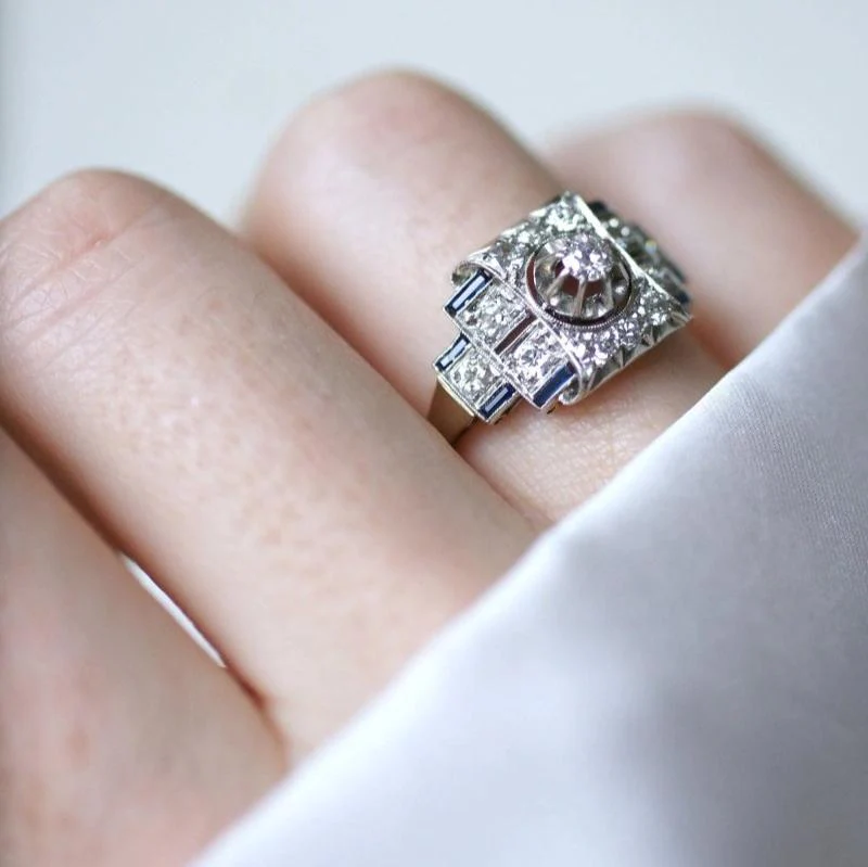 Bague Art Déco en or blanc, platine, diamants et saphirs - Image 2