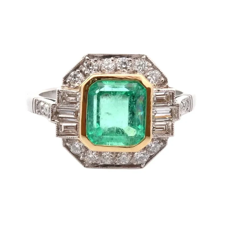 Bague Entourage en or jaune, platine, émeraude et diamants