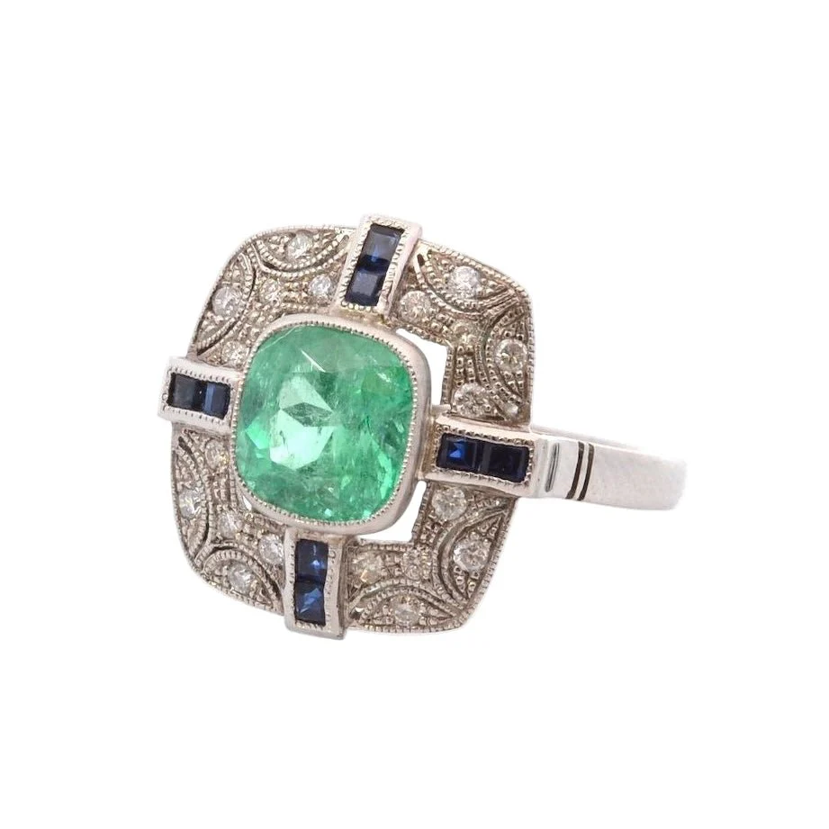 Bague Entourage en platine, émeraude, diamants, et saphirs