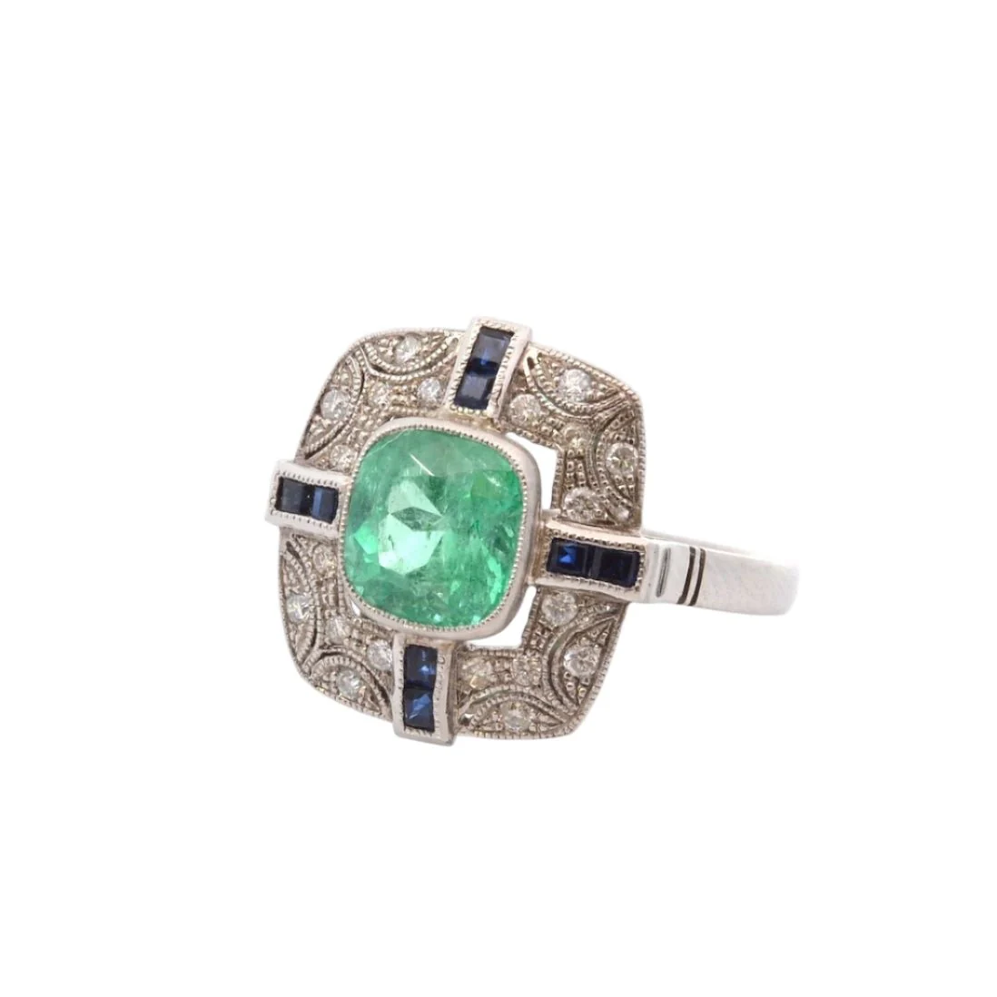 Bague Entourage en platine, émeraude, diamants, et saphirs - Image 3