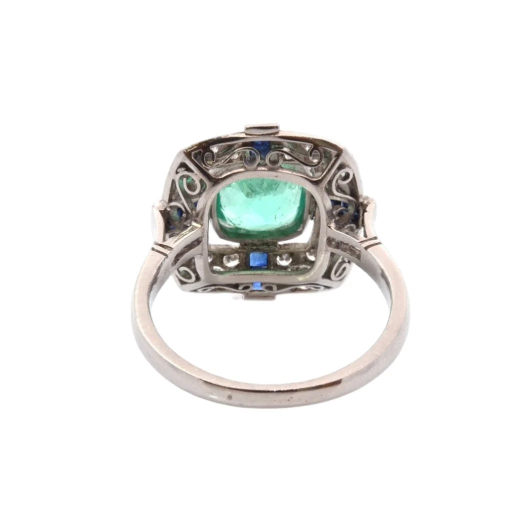Bague Entourage en platine, émeraude, diamants, et saphirs - Image 4