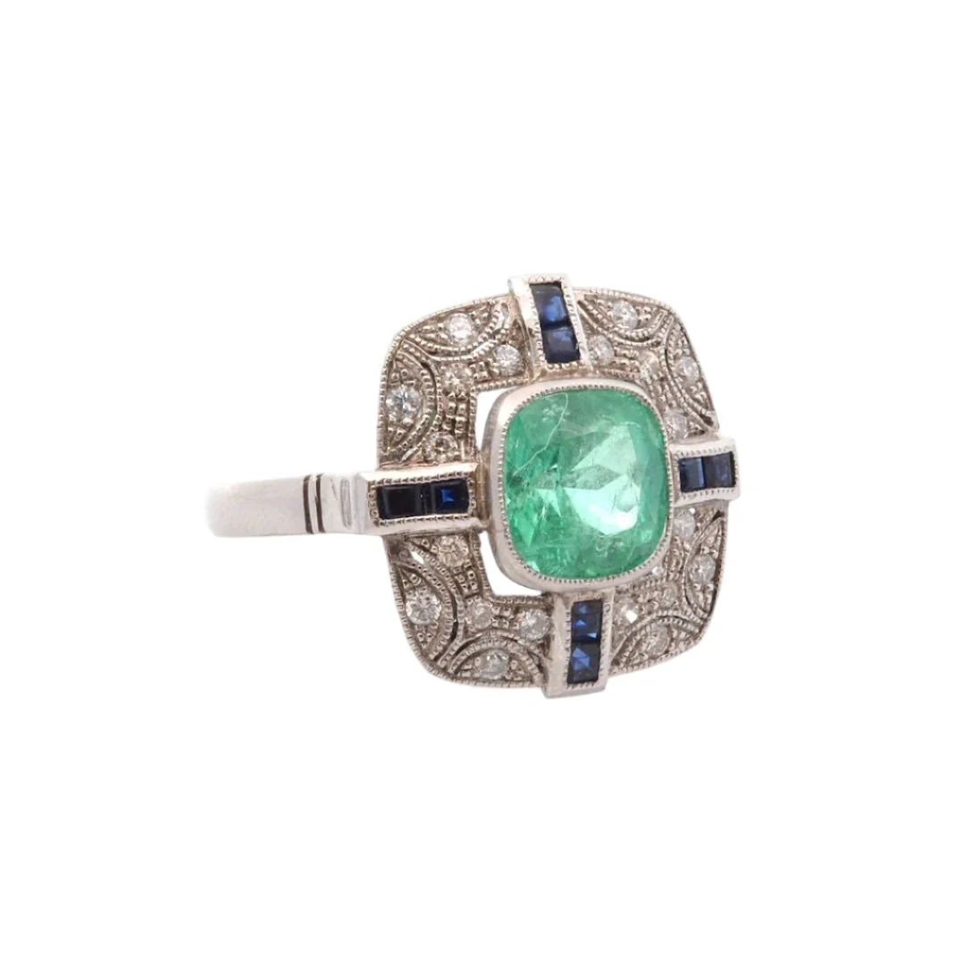 Bague Entourage en platine, émeraude, diamants, et saphirs - Image 5
