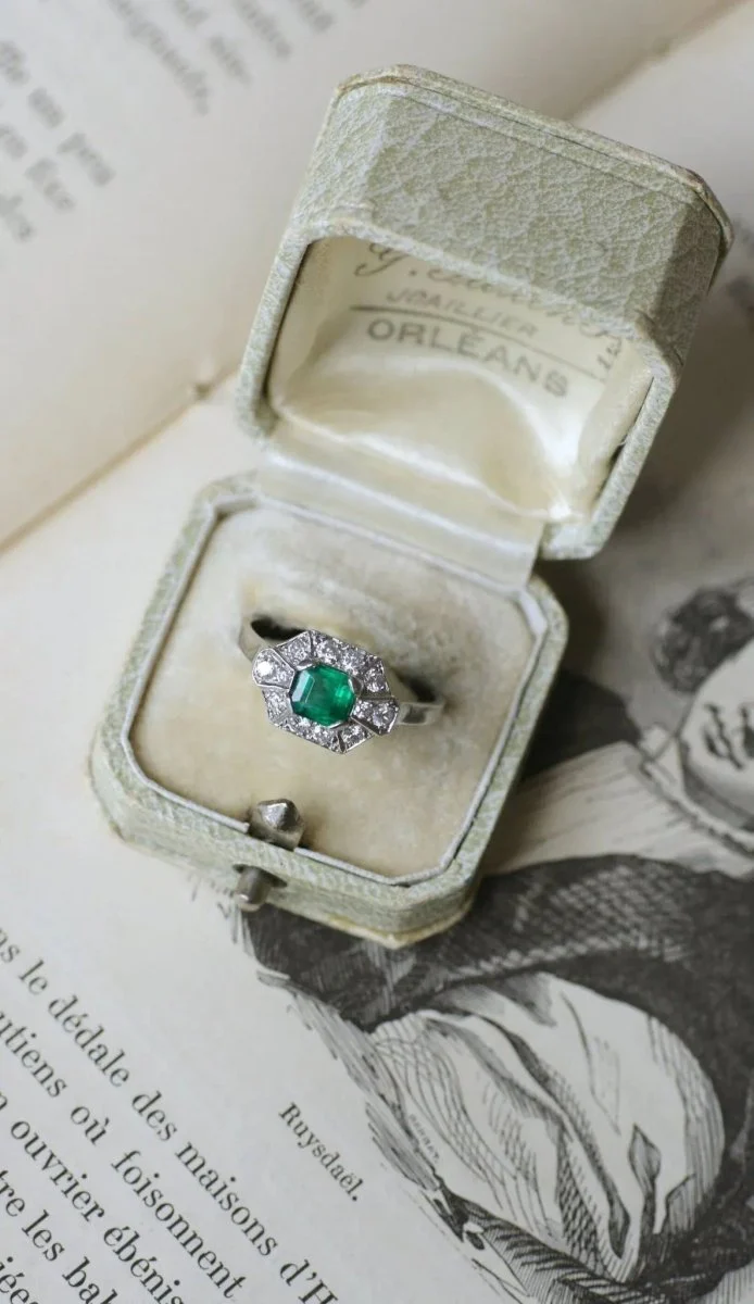 Bague Art Deco Emeraude et Diamants sur Platine