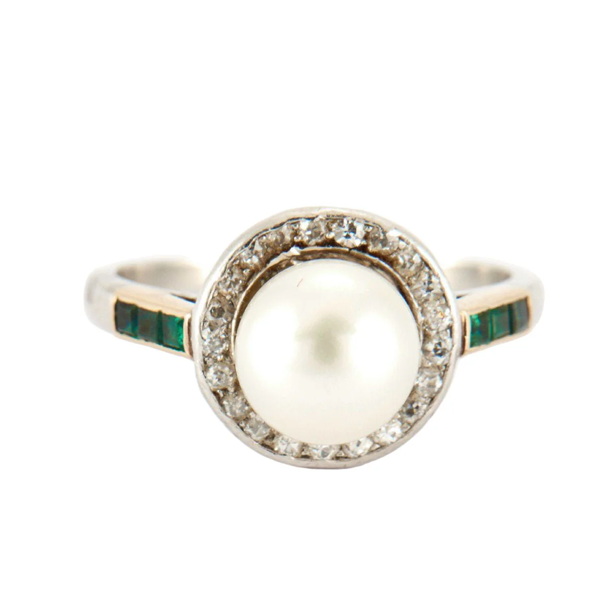 BagueEntourage en platine, or jaune, émeraudes, perle, et diamants