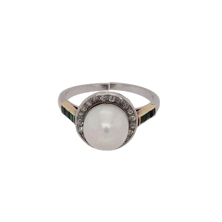 BagueEntourage en platine, or jaune, émeraudes, perle, et diamants - Image 4
