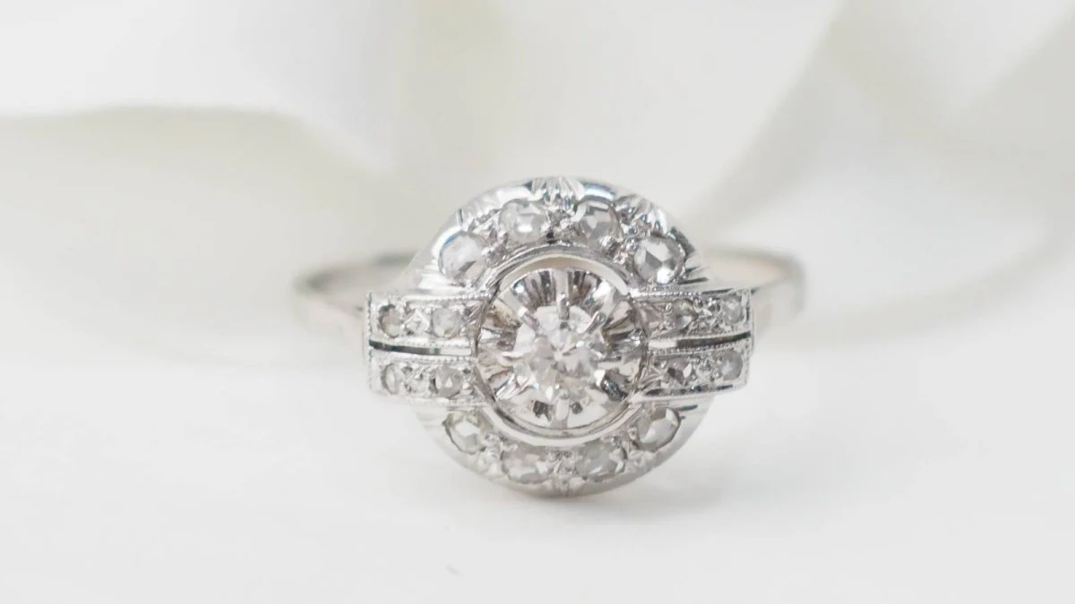 Bague Art Déco en or blanc et diamants - Image 2