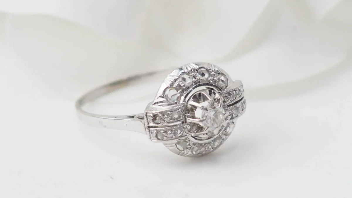 Bague Art Déco en or blanc et diamants - Image 4