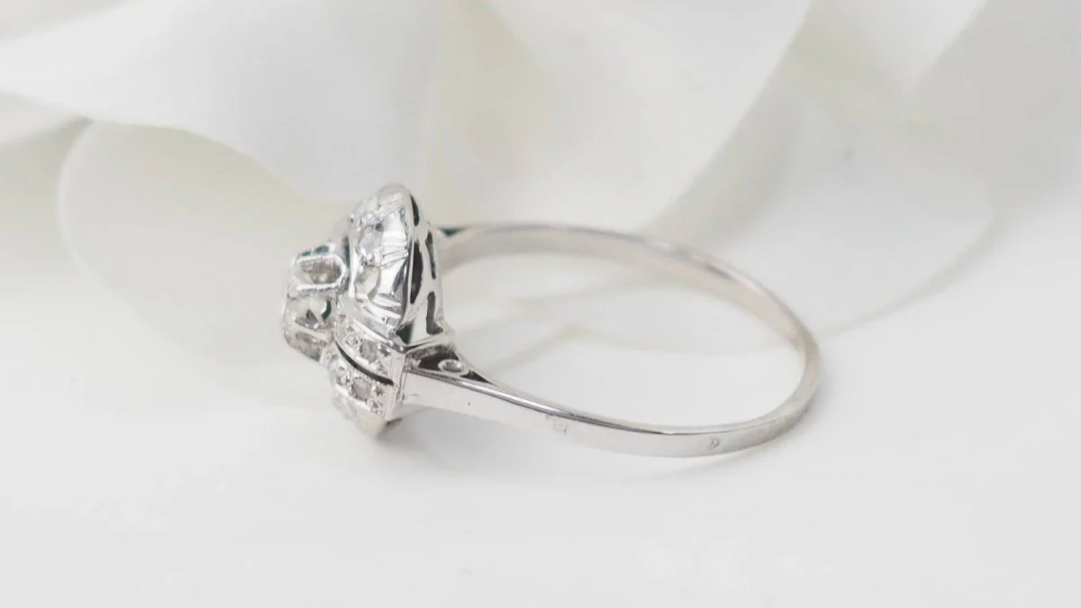 Bague Art Déco en or blanc et diamants - Image 5