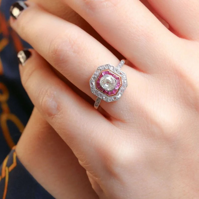 Bague Art Deco or diamants rubis calibrés - Image 2