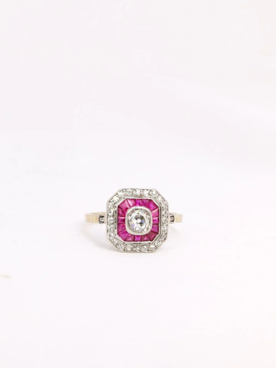 Bague Art Deco diamants taille ancienne rubis calibrés